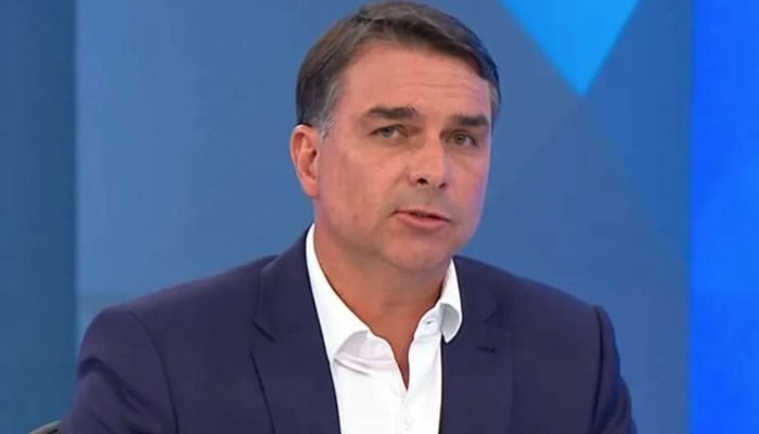 1530022285-flavio-bolsonaro-2.jpg