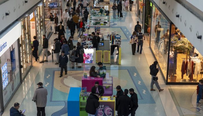 2026-02-01t000000z_1786446052_mt1nurpho000xphpjh_rtrmadp_3_lisbon-shopping-consumer-activity.jpg