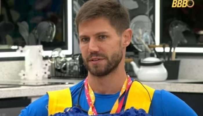 223748765-bbb26-pode-isso-jonas-cutuca-tadeu-ao-citar-concorrente-da-globo-la-e-outro-nivel.jpg