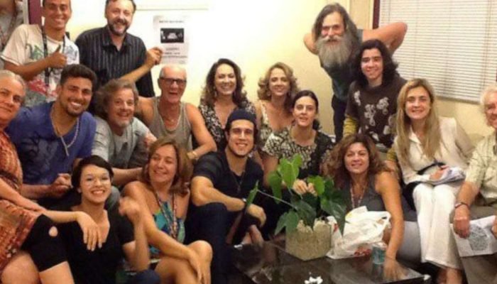 349806014-elenco-de-avenida-brasil-nos-bastidores.jpg