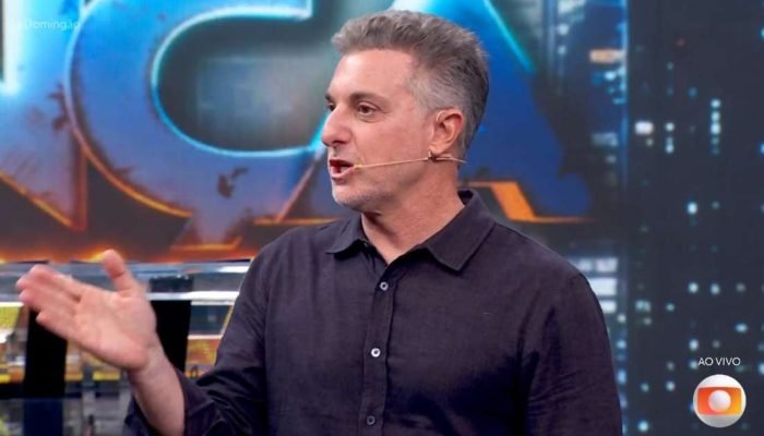 868159954-luciano-huck-no-domingao.jpg