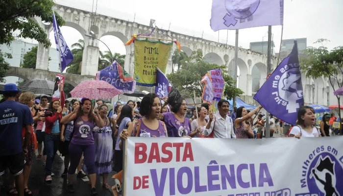 906687-manifestaC3A7C3A3o_mulheres_violC3AAncia0376.jpg