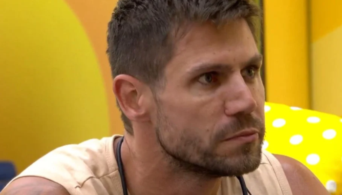 999651835-bbb-26-jonas-se-vinga-apos-ser-provocado-por-milena-por-causa-de-voces.png