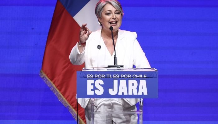 A-candidata-presidencial-Jeannette-Jara-da-coalizao-governista-de-esquerda-e-membro-do-Partido-Comun.jpeg