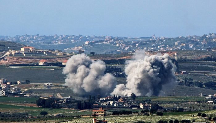 Fumaca-de-um-ataque-aereo-israelense-sobe-de-supostas-posicoes-do-Hezbollah-pro-Ira-na-vila-de-Kfar.jpeg