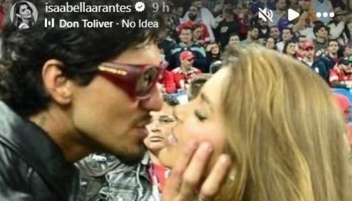 Gabriel-Medina-e-Isabella-Arantes-se-beijam-durante-jogo-da-NFL-e1757162196749.jpg