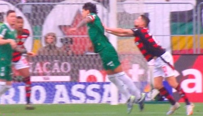 Gustgavo-Gomez-e-empurrado-por-Jorginho-e1760900974768.jpg