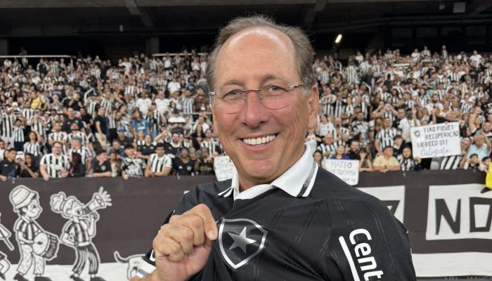 John-Textor-no-gramado-Botafogo-x-Corinthians-Brasileirao-2025-e1753623274689.jpg