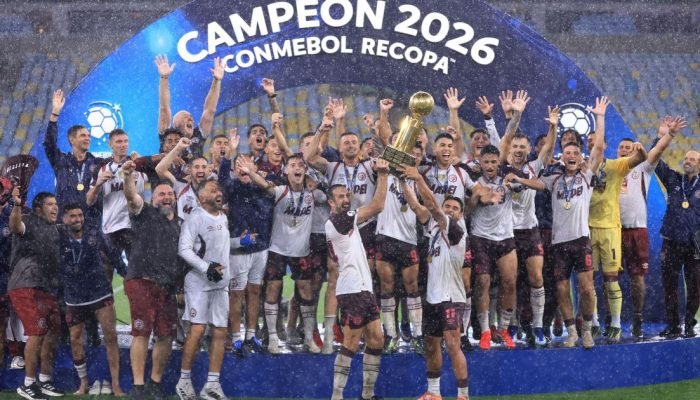Lanus-ergue-a-Recopa.jpg