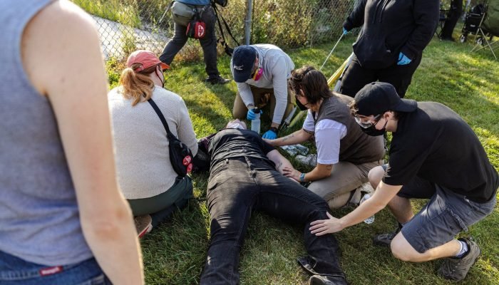 Manifestante-e-atendido-por-medicos-apos-ser-atingido-por-gas-lacrimogeneo-por-agentes-federais-no-c.jpeg