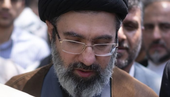 Mojtaba-Khamenei-filho-do-Lider-Supremo-do-Ira-o-Aiatola-Ali-Khamenei-participando-de-uma-manifestac.jpeg
