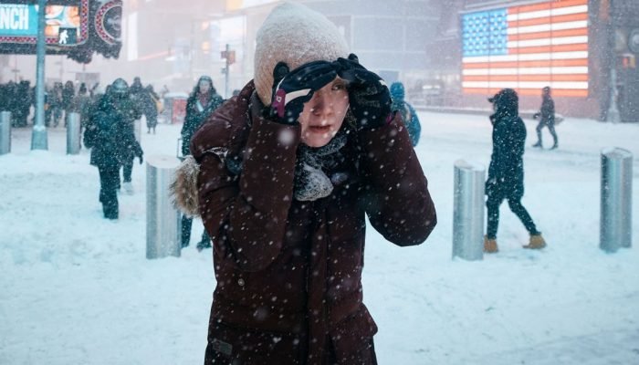 Mulher-protege-o-rosto-enquanto-caminha-durante-uma-nevasca-em-Nova-York.jpg