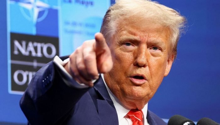 O-presidente-Donald-Trump-e-fotografado-durante-uma-coletiva-de-imprensa-na-cupula-da-OTAN-em-Haia-H.jpeg
