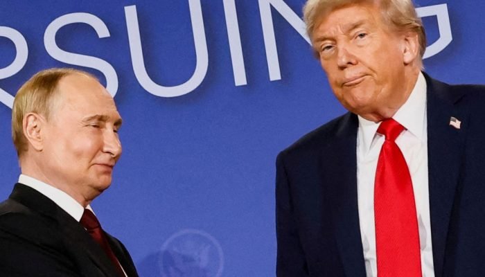 O-presidente-dos-EUA-Donald-Trump-ao-lado-do-presidente-russo-Vladimir-Putin-em-Anchorage-Alasca-Est.jpeg