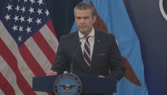 O-secretario-de-Defesa-dos-EUA-Pete-Hegseth-realiza-uma-coletiva-de-imprensa.jpeg