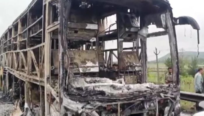 Onibus-incendiado-na-India-deixa-20-pessoas-mortos.jpg