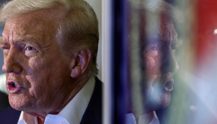Presidente-dos-EUA-Donald-Trump-no-aviao-presidencial-a-caminho-do-Japao.jpg