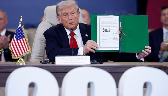 Trump-assina-acordo-de-cessar-fogo-em-cupula-sobre-Gaza.jpg
