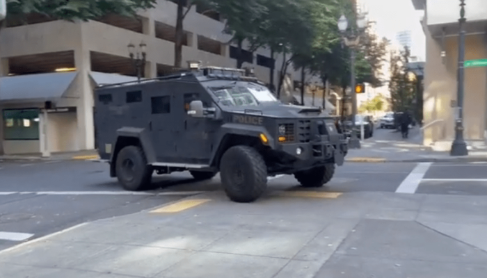 Video-mostra-veiculo-do-Departamento-de-Seguranca-Interna-chegando-a-Portland-.png