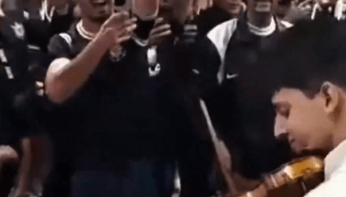 Violonista-toca-o-hino-do-Corinthians-no-Metro.png