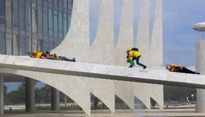 bolsonaristas-cobrem-rosto-apos-policiais-jogarem-bombas-de-gas-lacrimogeneo-para-conter-atos-golpis.jpeg