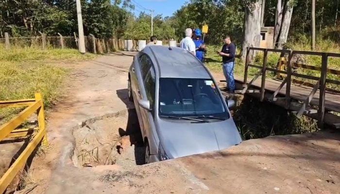 carro-cai-ponte.jpeg