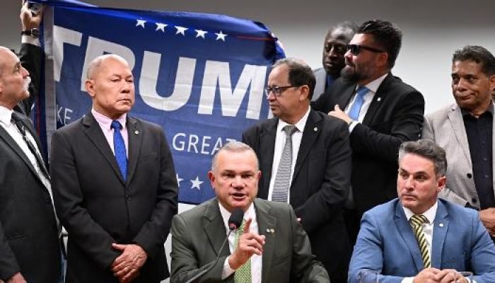deputado-caveira-exibe-bandeira-de-trump-e-e-obrigado-a-esconde-la-por-ordem-dos-colegas-de-oposicao.jpeg