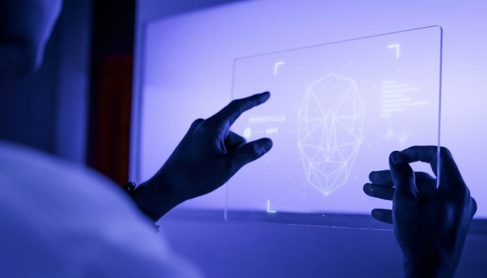 designer-usando-uma-tecnologia-futurista-de-tela-de-tablet-digital-transparente.jpg