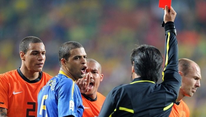felipe-melo-expulso-2010-e1772476839155.jpg