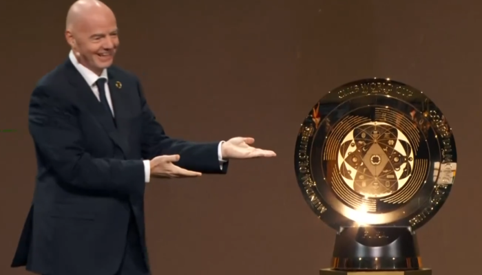 infantino-ronaldo-trofeu-mundial-de-clubes-e1733423515286.png