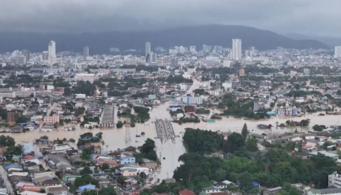 magens-de-drone-captadas-por-testemunhas-oculares-mostram-graves-inundacoes-na-cidade-de-Hat-Yai-no.jpeg