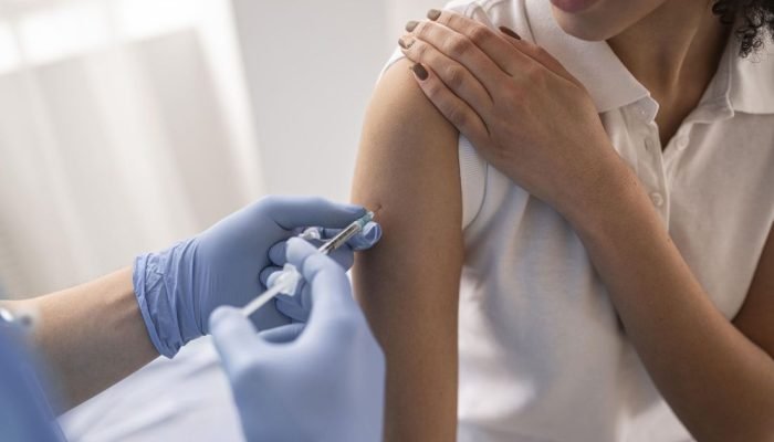 medico-vacinando-um-paciente-em-uma-clinica.jpg