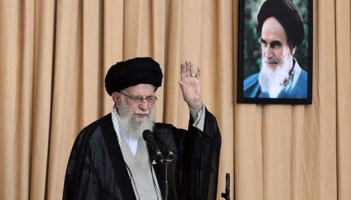 o-lider-supremo-iraniano-ali-khamenei-mostra-o-fazendo-o-sermao-para-a-cerimonia-de-oracao-de-sexta.jpeg