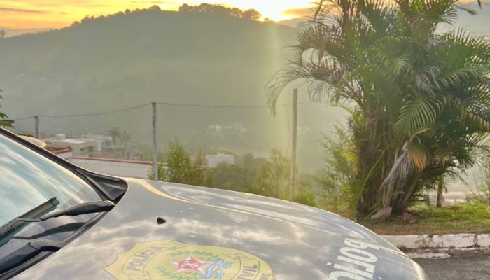 pcmg-foco-brasao-em-viatura-com-por-do-sol-ao-fundo-1-.jpg