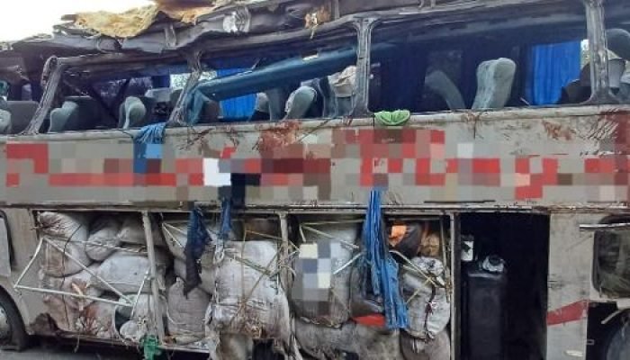 situacao-da-parte-de-fora-do-onibus-apos-tombamento-1760789136983_v2_615x300.jpg